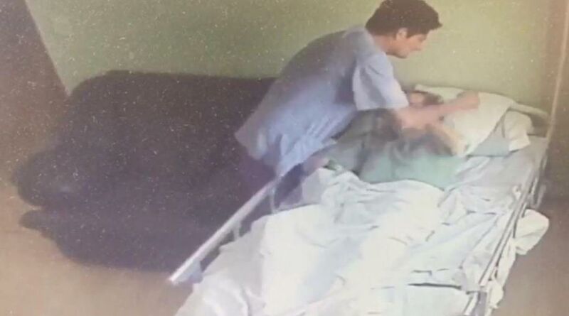 Indignante: Enfermero golpea a anciano de 70 años (video)