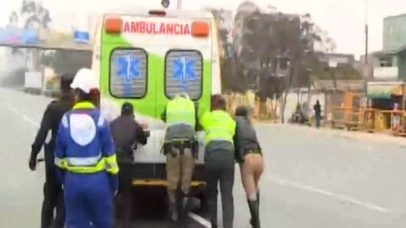 Ambulancia tuvo que ser empujada y luego llevada en grúa