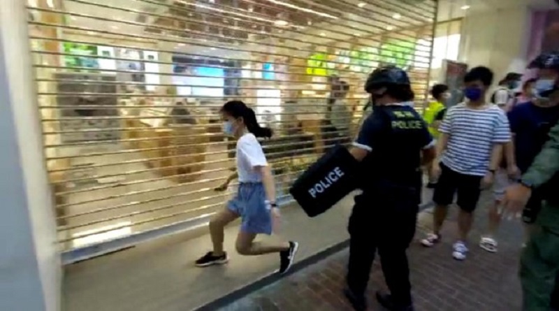 Hong Kong: niña fue a comprar útiles escolares y acaba arrestada [VIDEO]