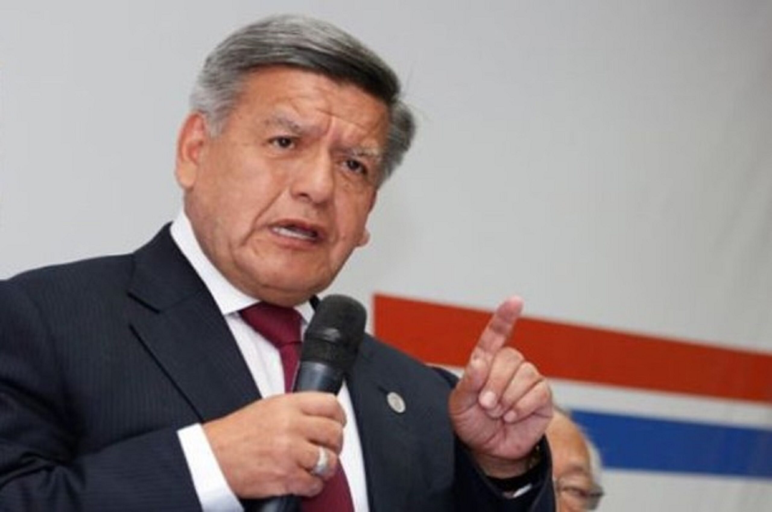 Acuña llamó «patán» a Rafael López Aliaga por insultar a Juliana Oxenford