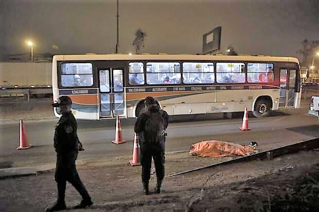 Policía acribilla a delincuente que asaltaba a pasajeros en bus público