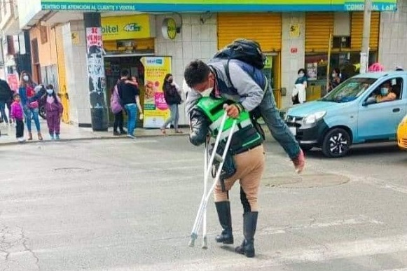 Chimbote: policía carga a persona con discapacidad para cruzar la pista