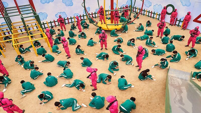Colegio alerta que niños se golpean por jugar «El Juego de Calamar» en el patio de recreo