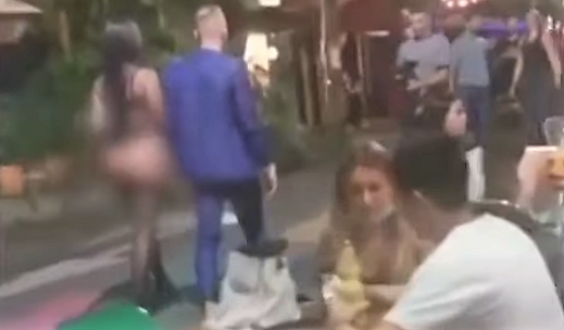 ¡Indignante! Sujeto encadena a una mujer y la pasea sin ropa por la calle (VIDEO)