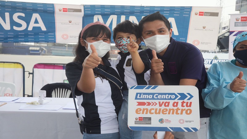 Covid-19: más de 100 hinchas se vacunan en estadio de Alianza Lima y en el Lolo Fernández