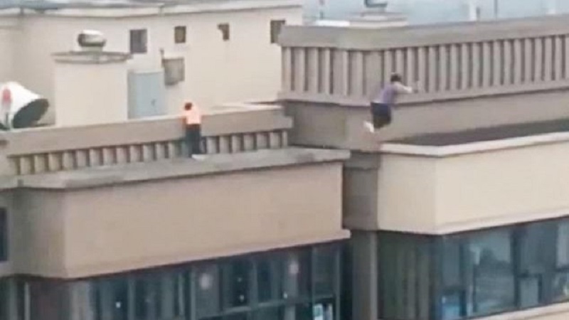 China: así rescatan a 2 niños que saltaban en techo de edificio de 27 pisos [FOTOS]