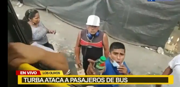 Los Olivos: vándalos atacan bus de transporte y roban a pasajeros
