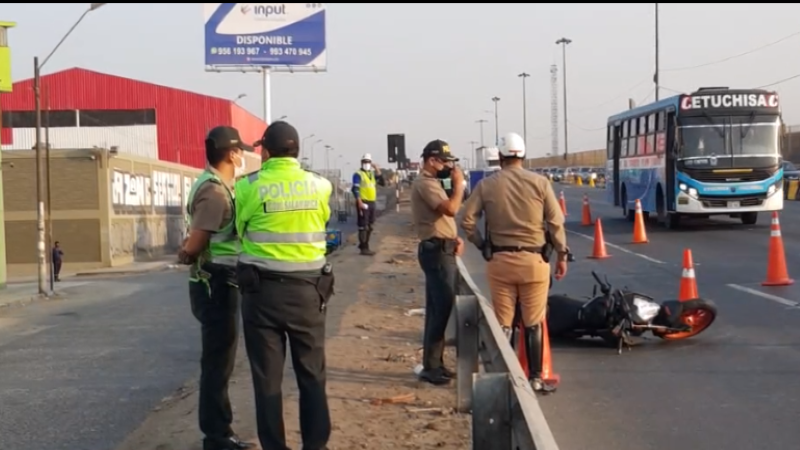 Policía muere tras estrellarse con su moto en Vía de Evitamiento