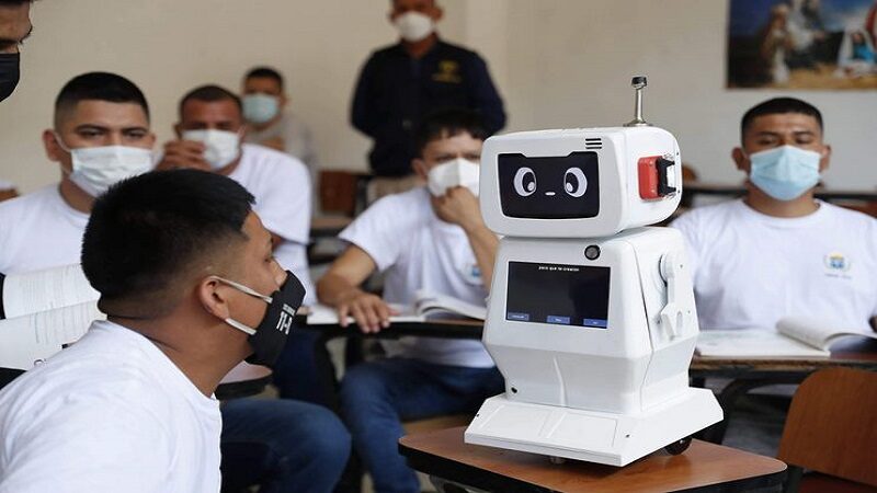 San Juan de Lurigancho: robot entra al penal de Luri para dar clases a los internos [FOTOS]
