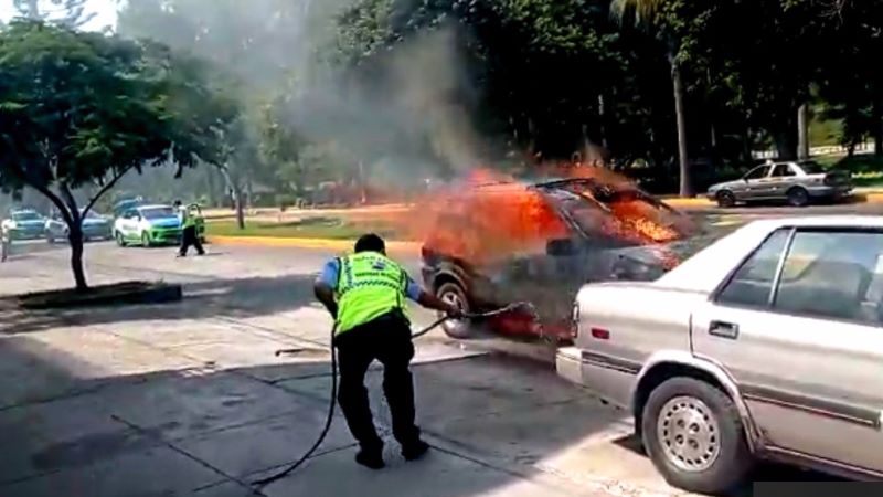 Surco: hombre salva de morir tras incendiarse su auto cerca a parque Loma Amarilla