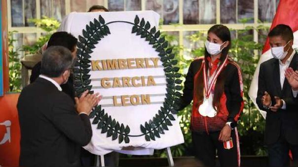 Campeona Kimberly García recibe los laureles deportivos en Palacio