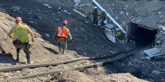 Diez trabajadores continuan atrapados tras inundación en mina de México