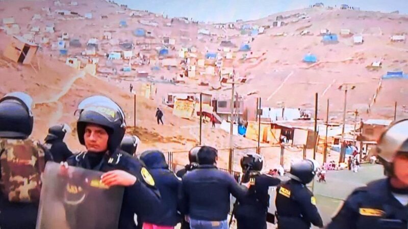 Ventanilla: 2 mil policías desalojan a más de 2 mil familias que ocuparon terreno municipal [FOTO]