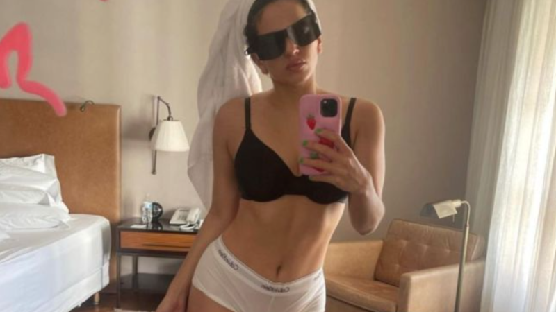 Rosalía se convierte en ‘Rapunzel’ y postea su foto desnuda en TikTok