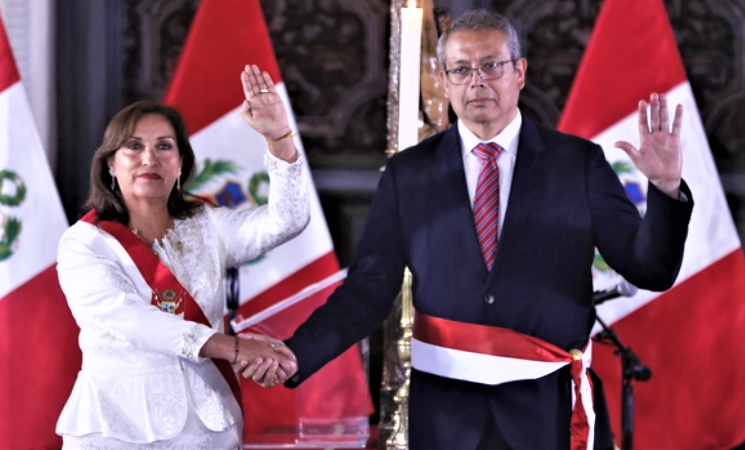 Boluarte toma juramento a su primer gabinete: Pedro Angulo es el premier